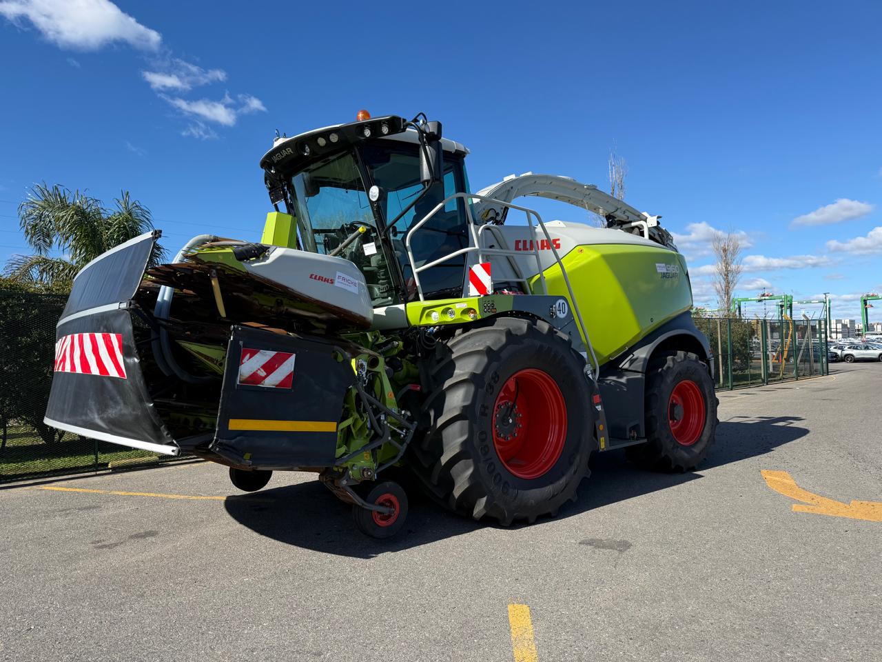 Picadora agrícola Claas preparada para limpieza y fumigación